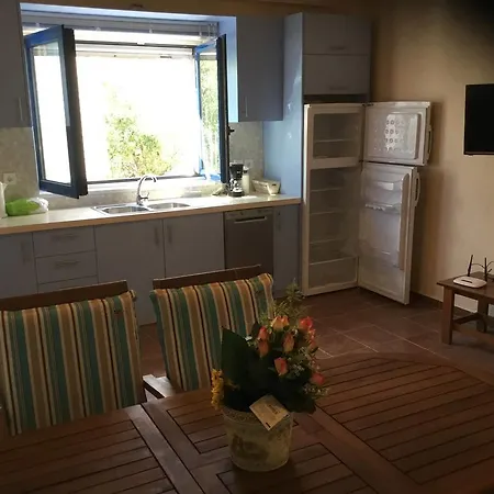12 Lefktro House *